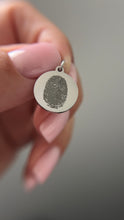 Load an image into the Gallery layoutPersonalizēts pirksta nospieduma kulons/kaklarota 